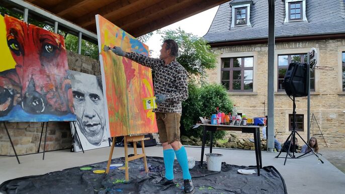 Der Künstler beim Action-Painting